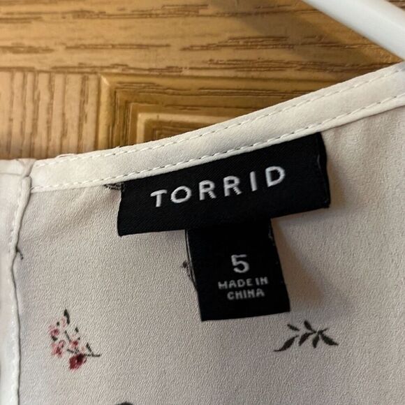 Torrid White Abbey Bicycle Georgette Button Back Blouse 5X - Picture 4 of 8
